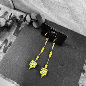 Boucles d'oreilles chaîne fine jaune et noir