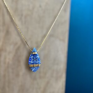 Pendentif bleu électrique sur chaîne or