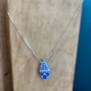 Pendentif bleu électrique sur chaîne argentée