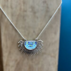 Collier soleil vert d’eau sur chaîne argentée